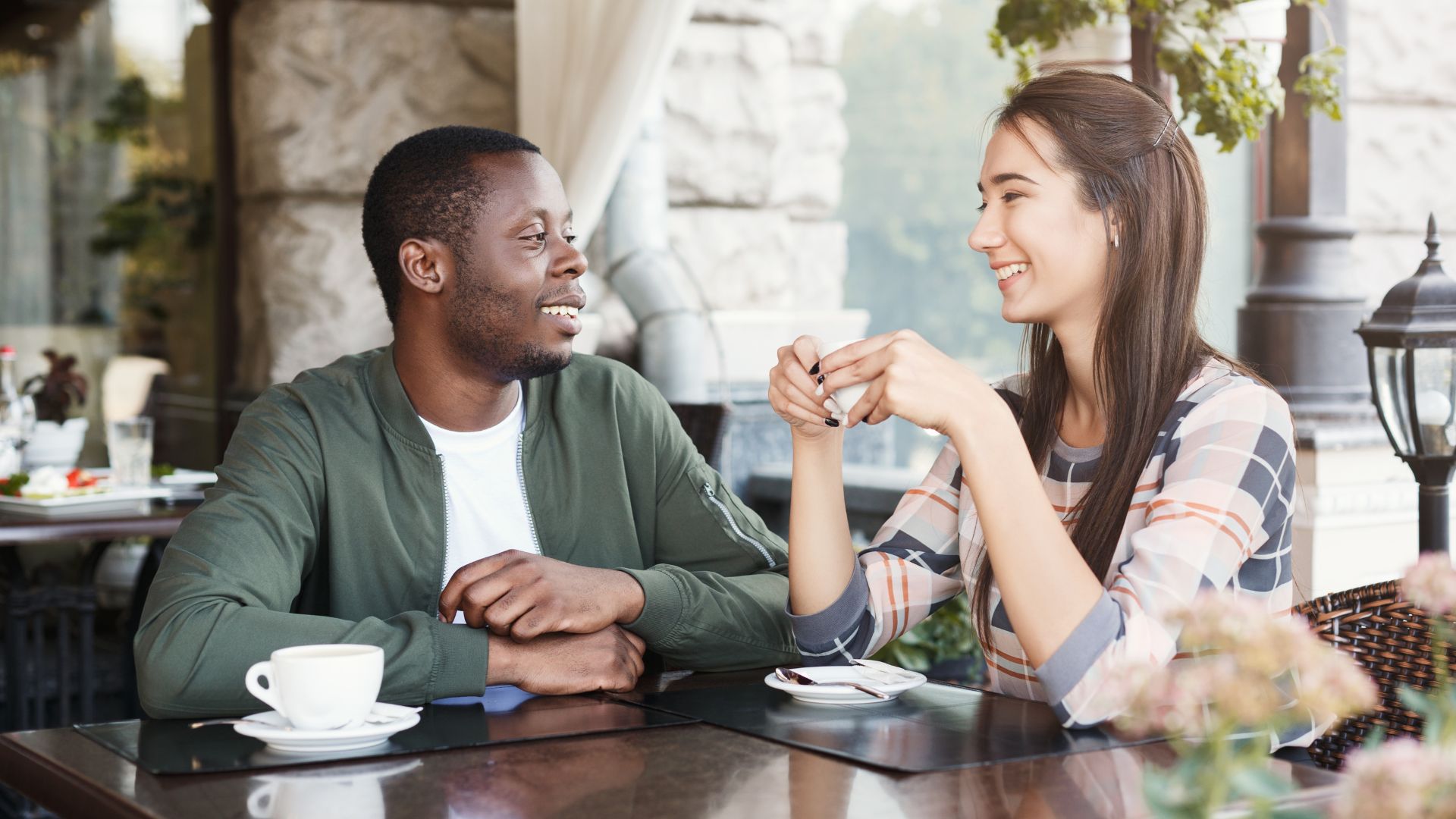 2 personnes lors d'un rendez-vous amoureux