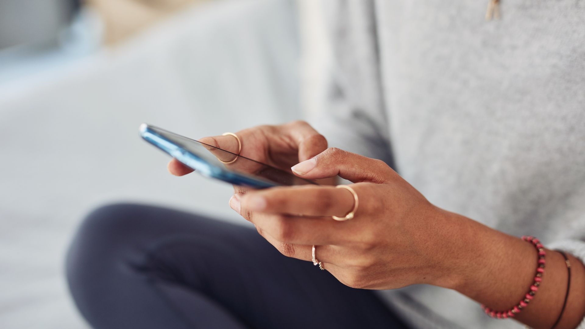 Une personne qui est en train de lire un message