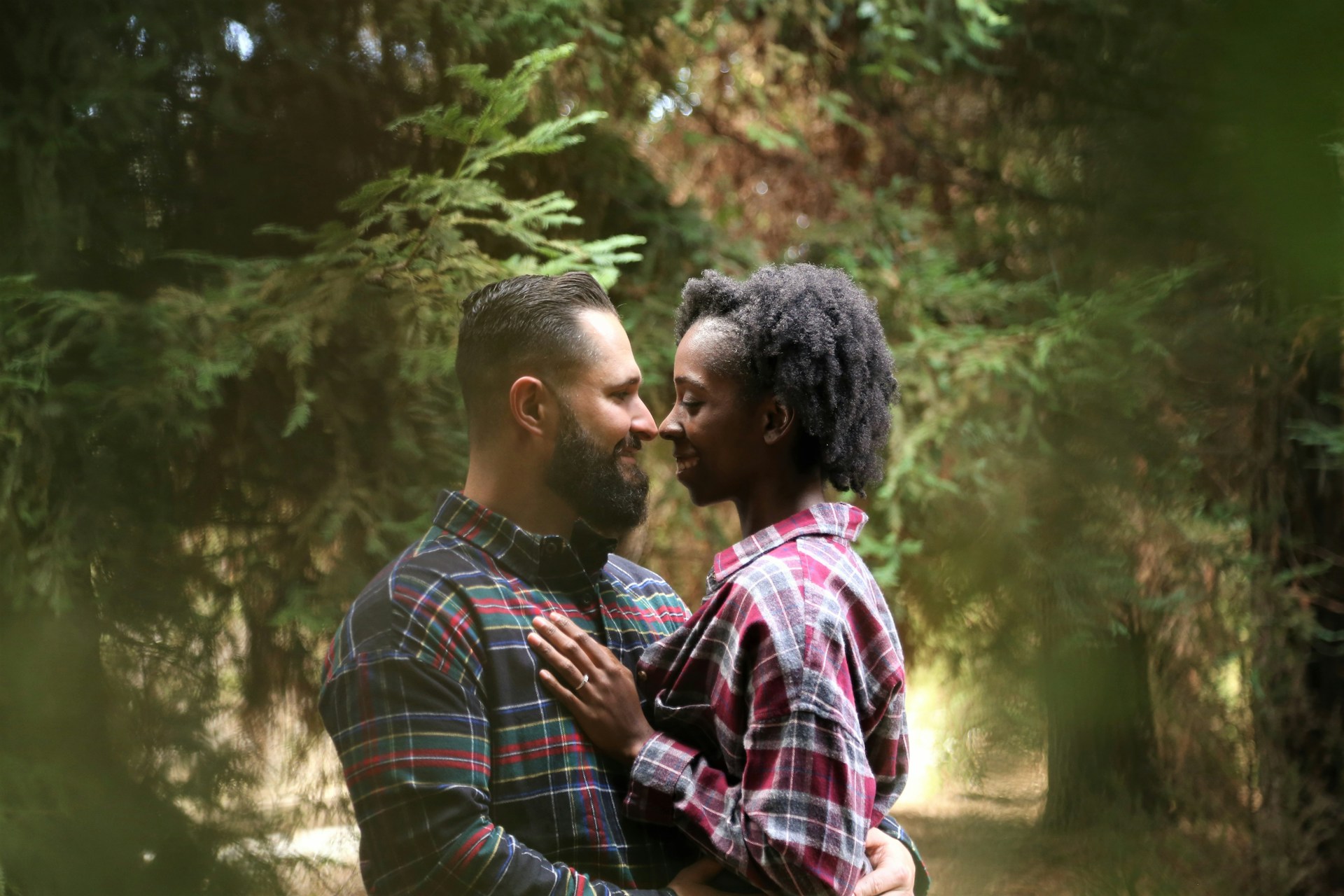 Un couple qui est sur le point de s'embrasser