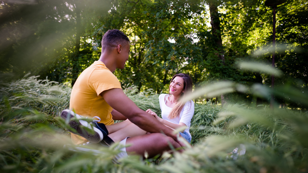 Une fille et un garçon en plein air