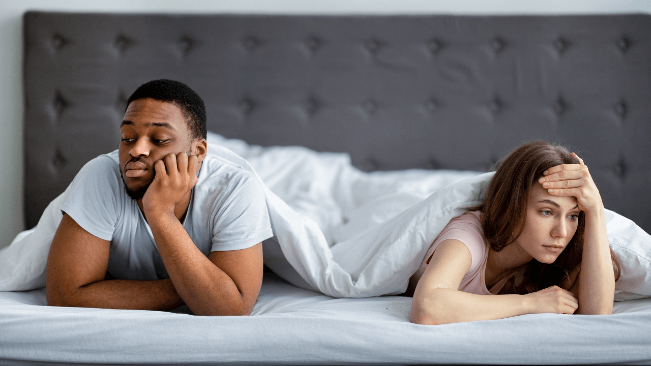 Un couple qui se fait la tête dans un lit