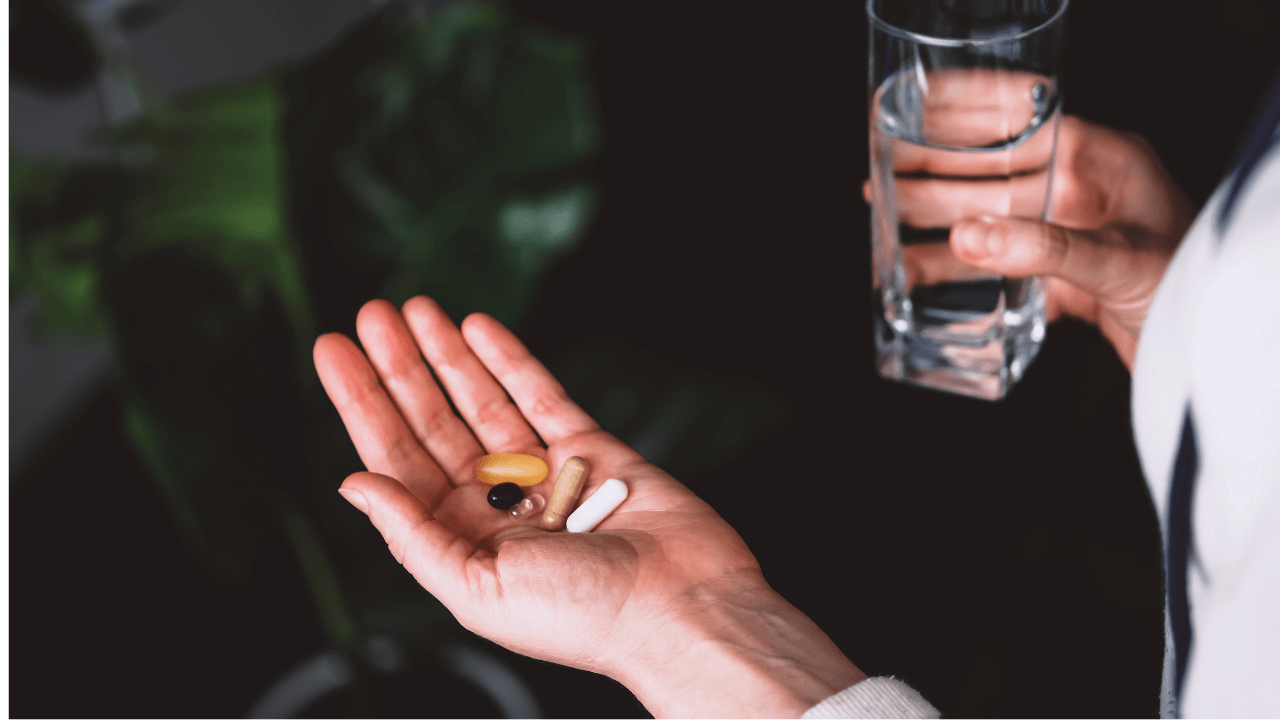 Une femme qui prend des médicaments