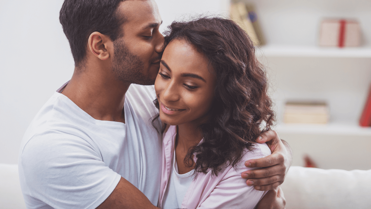 Un couple amoureux qui s'entrelace