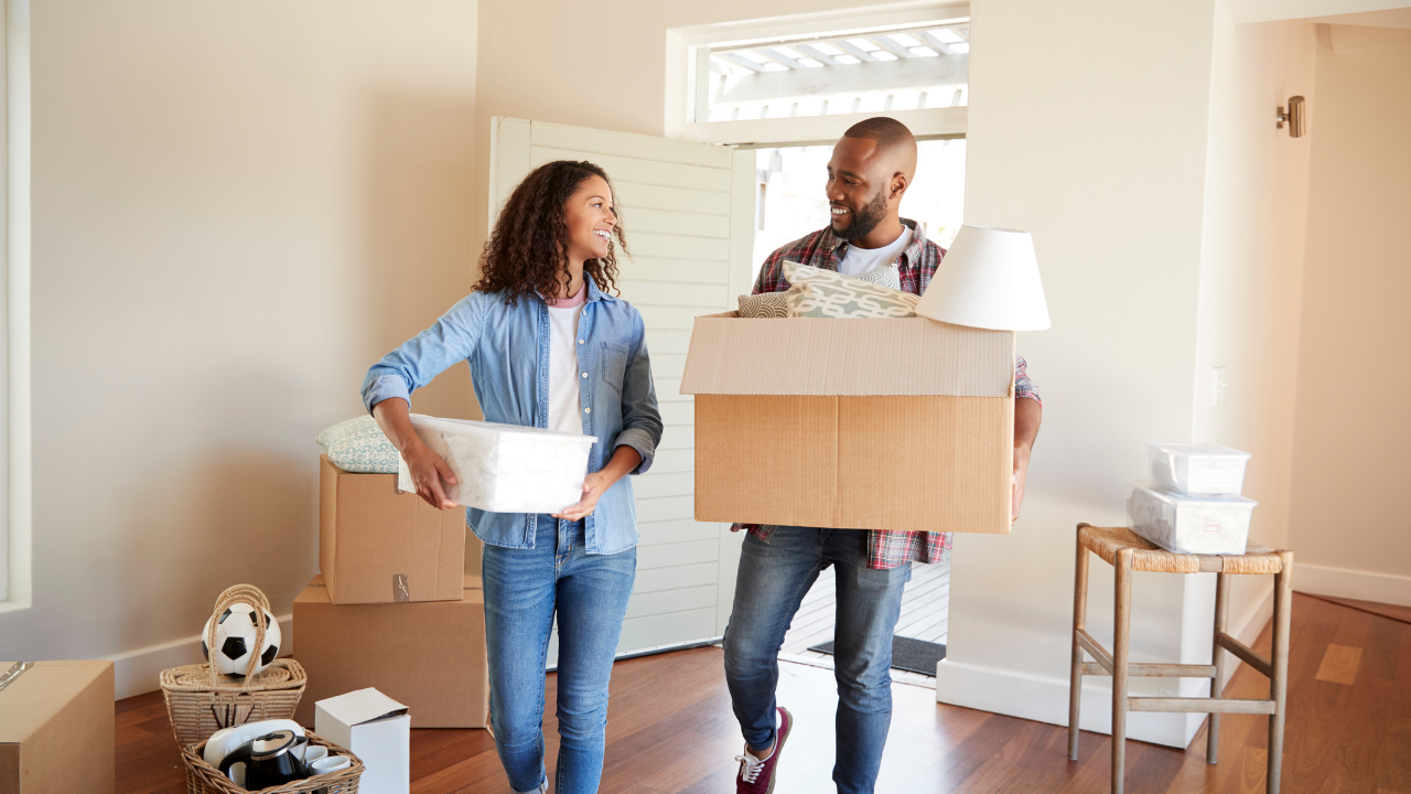 Une femme et un homme avec des cartons et sont sur le point d'emménager ensemble