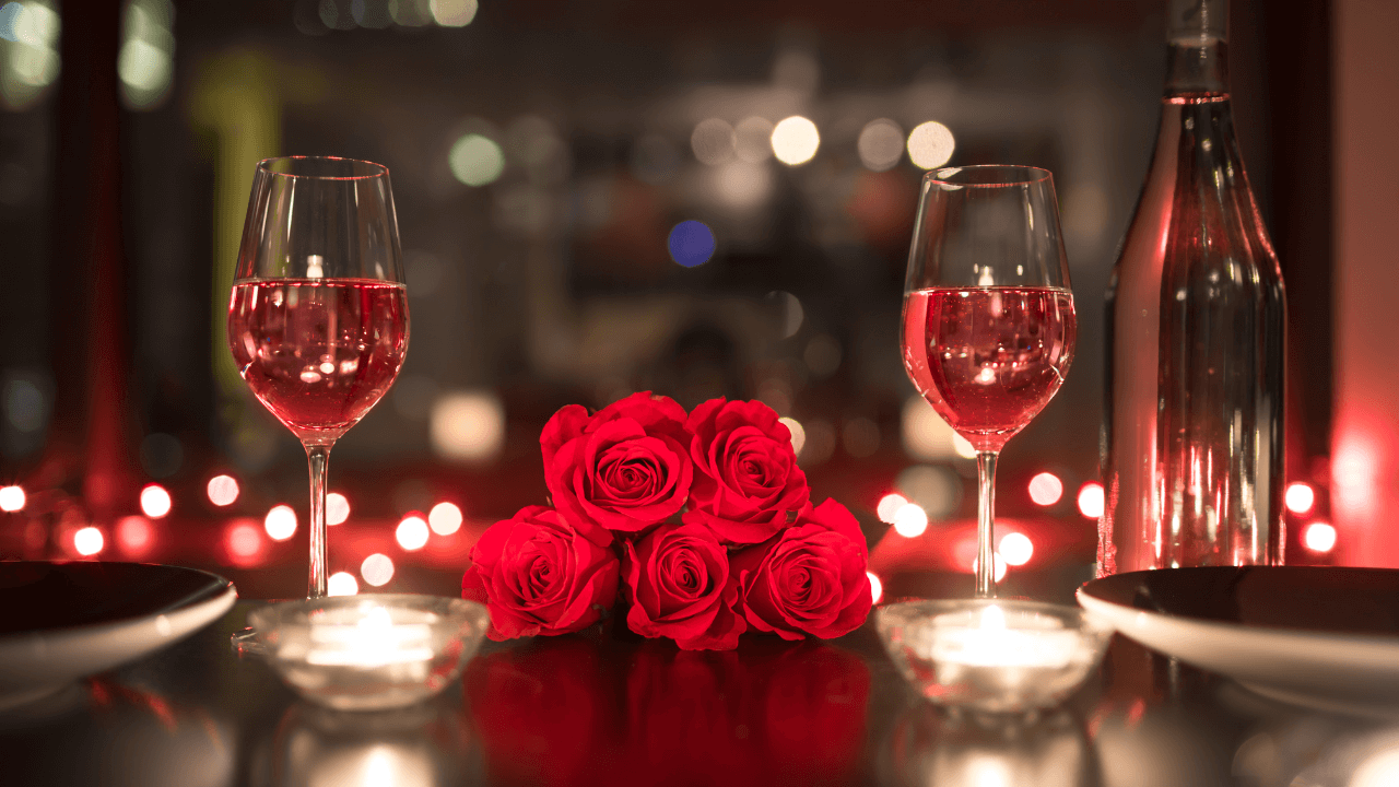 Un bouquet de fleurs romantique sur une table de restaurant