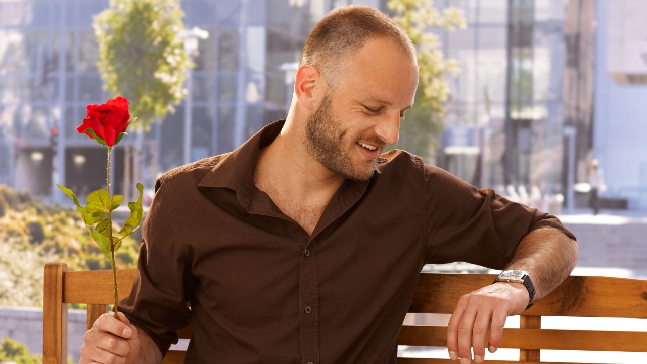 Un homme qui attend sa partenaire de rencontre