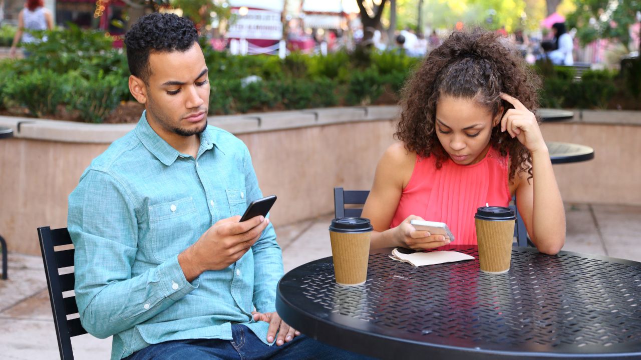 2 personnes sur leur smartphone lors d'un rdv