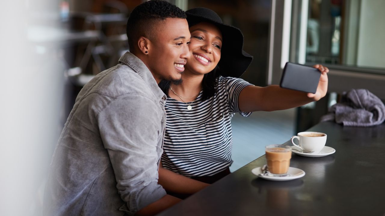 2 amoureux qui prennent un selfie avec un smartphone