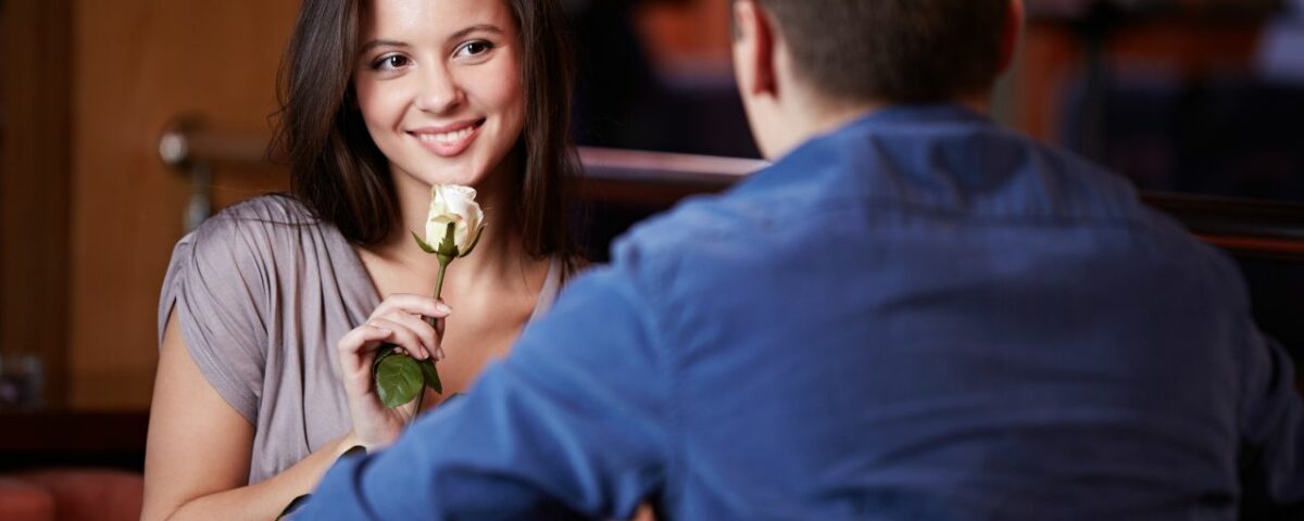 Un couple au restaurant lors du premier date