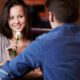 Un couple au restaurant lors du premier date