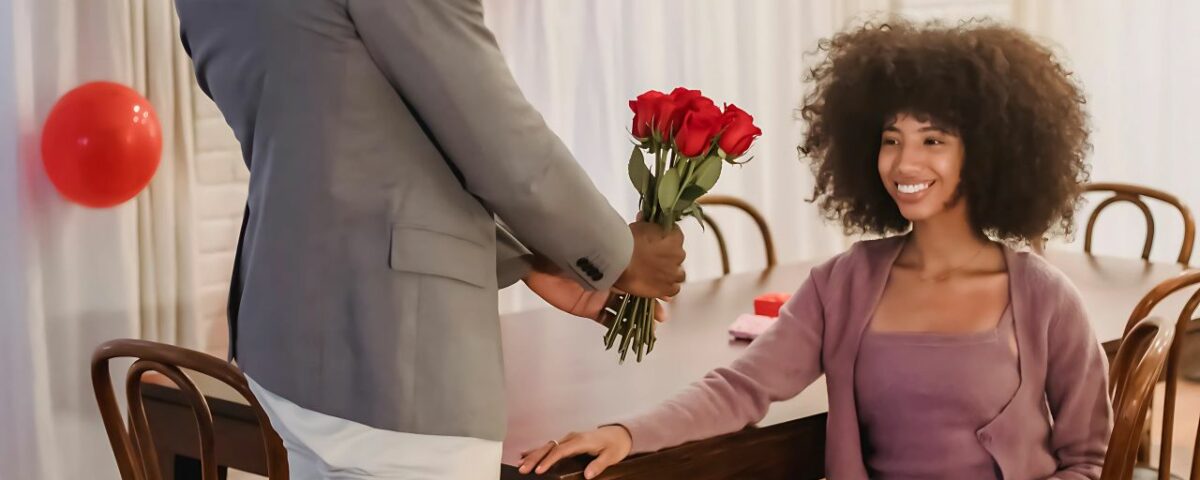 Lors d'une rencontre amoureuse un homme offre une fleur à une femme