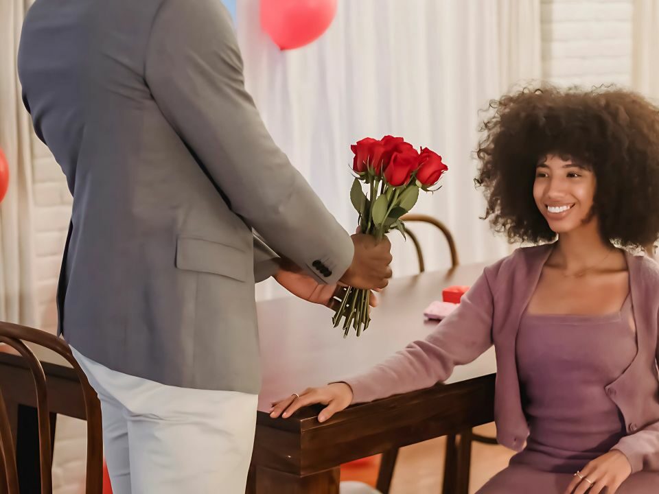 Lors d'une rencontre amoureuse un homme offre une fleur à une femme